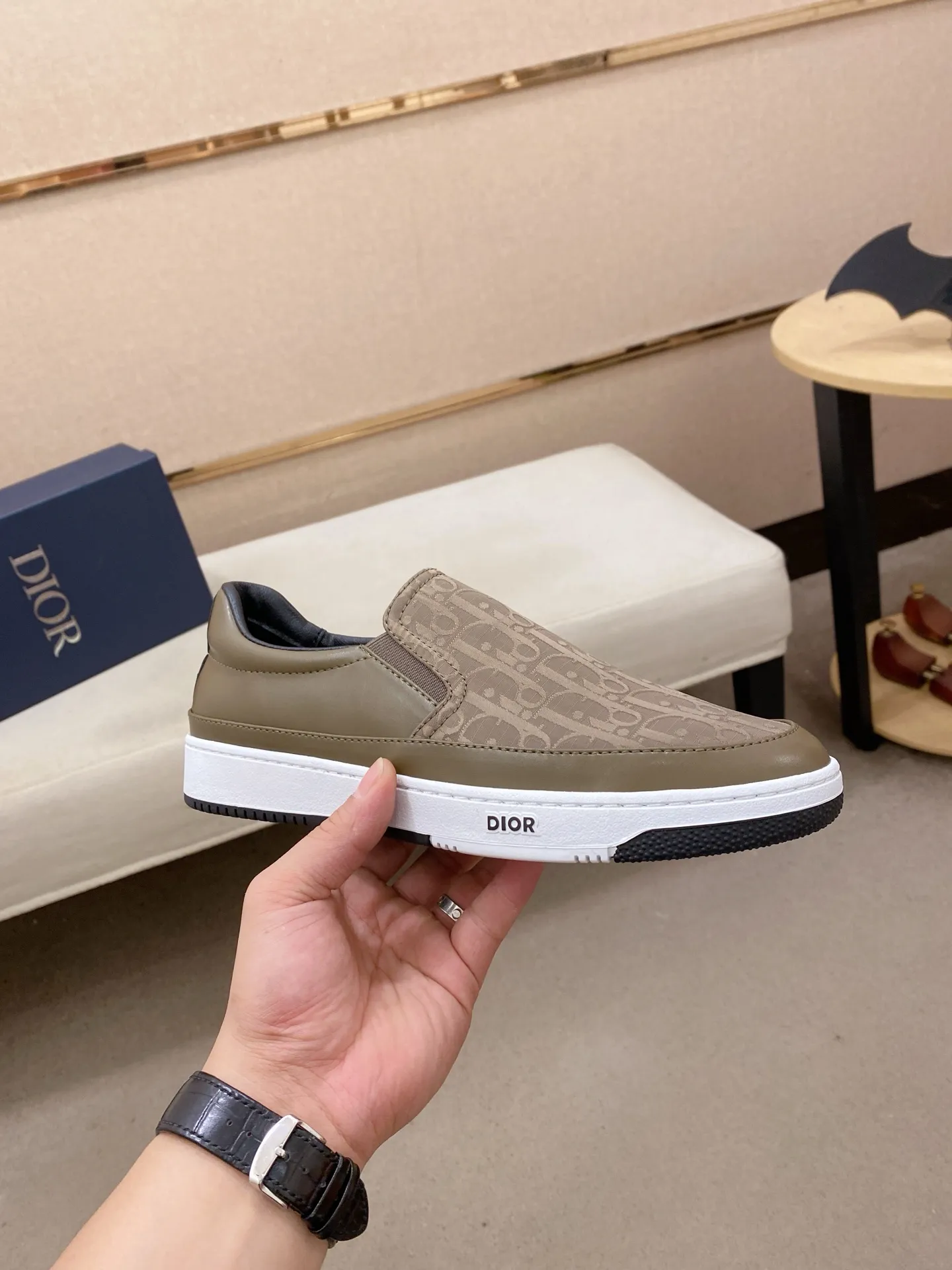 Men's shoes💰 400💰🇮🇹🇮🇹Dior d The new models are on sale at the same time at the counter. The uppers are imported from Italy, and the linings are all imported sheepskin. They are completely 1⃣️ to 1⃣️ replicas 🇮🇹💪💪, ⚠shoes Bottoms: Original soles are specially provided by the original factory. The exclusive movable molded soles are super comfortable. ⚠Original factory goods, 🔍🔍high quality. You can enter and leave the counter at will. Welcome to compare⚠. Code number:38-44